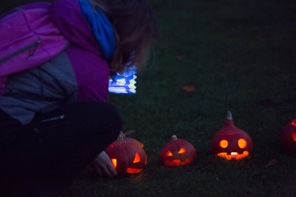Děti u kulturního domu dlabaly dýně, v závěru se prošly s lampiony v průvodu