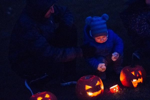 Děti u kulturního domu dlabaly dýně, v závěru se prošly s lampiony v průvodu