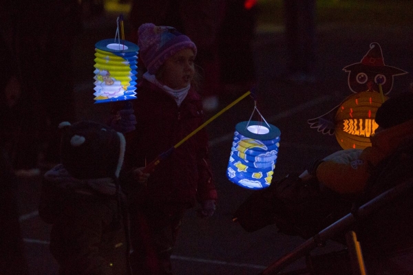 Děti u kulturního domu dlabaly dýně, v závěru se prošly s lampiony v průvodu