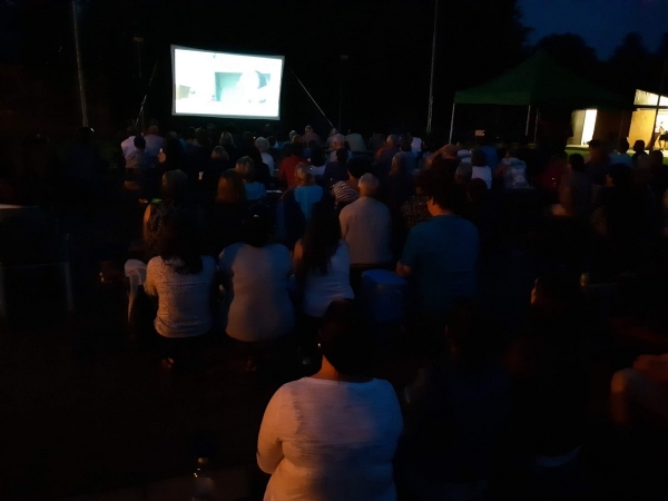 Páteční letní kino zaplnilo prostranství u kulturního domu
