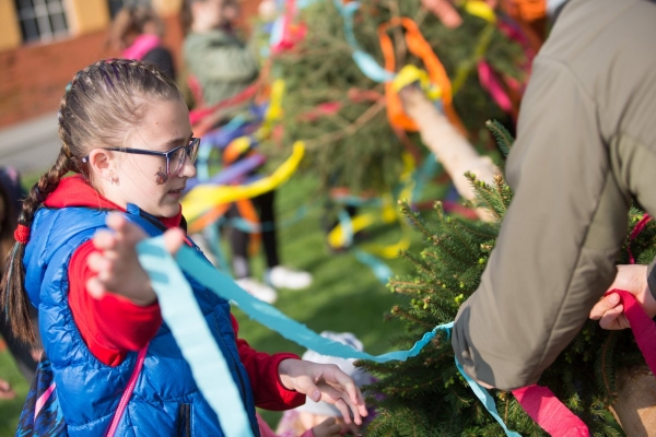 U kulturního domu stojí májka, zkušení stavitelé si poradili i se silným větrem