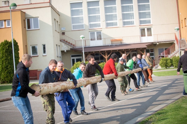 U kulturního domu stojí májka, zkušení stavitelé si poradili i se silným větrem
