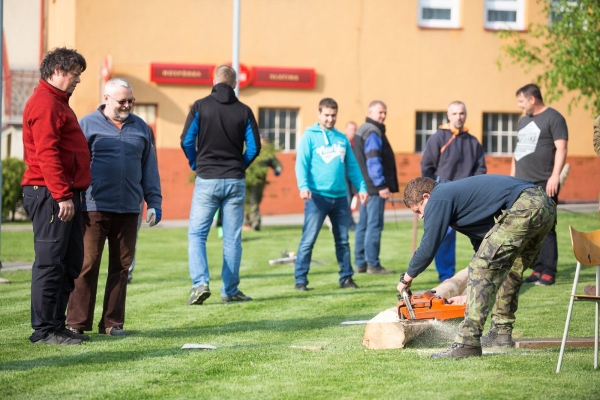 U kulturního domu stojí májka, zkušení stavitelé si poradili i se silným větrem