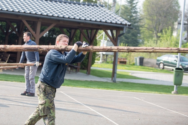 U kulturního domu stojí májka, zkušení stavitelé si poradili i se silným větrem