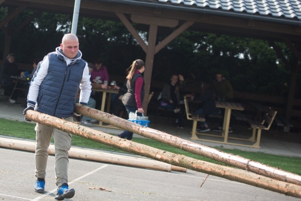 U kulturního domu stojí májka, zkušení stavitelé si poradili i se silným větrem
