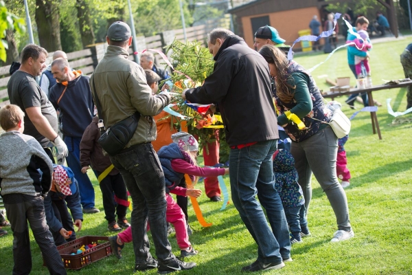 U kulturního domu stojí májka, zkušení stavitelé si poradili i se silným větrem