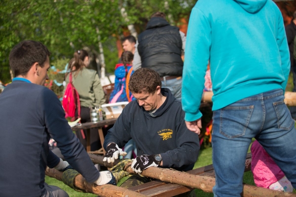 U kulturního domu stojí májka, zkušení stavitelé si poradili i se silným větrem