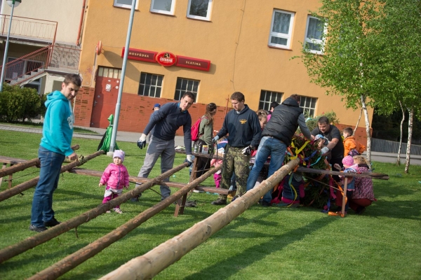 U kulturního domu stojí májka, zkušení stavitelé si poradili i se silným větrem