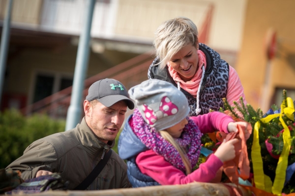 U kulturního domu stojí májka, zkušení stavitelé si poradili i se silným větrem