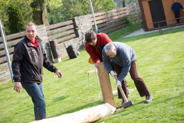 U kulturního domu stojí májka, zkušení stavitelé si poradili i se silným větrem