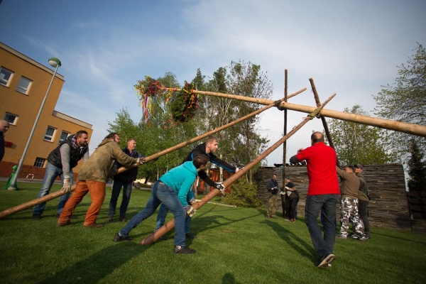 U kulturního domu stojí májka, zkušení stavitelé si poradili i se silným větrem