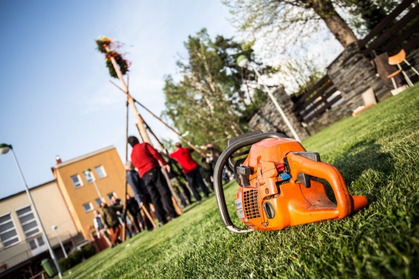 U kulturního domu stojí májka, zkušení stavitelé si poradili i se silným větrem