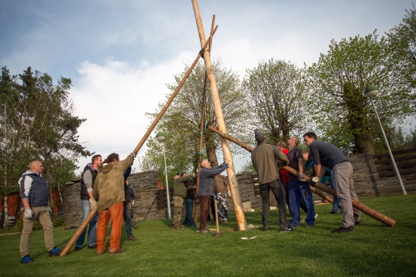 U kulturního domu stojí májka, zkušení stavitelé si poradili i se silným větrem