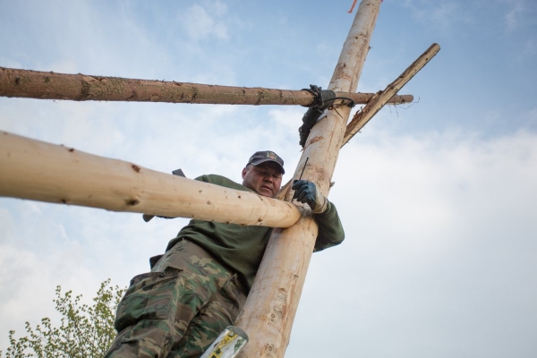 U kulturního domu stojí májka, zkušení stavitelé si poradili i se silným větrem