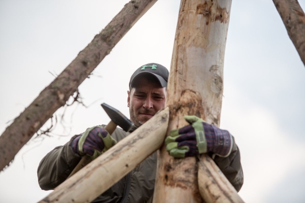U kulturního domu stojí májka, zkušení stavitelé si poradili i se silným větrem