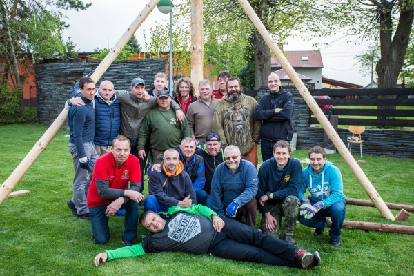 U kulturního domu stojí májka, zkušení stavitelé si poradili i se silným větrem