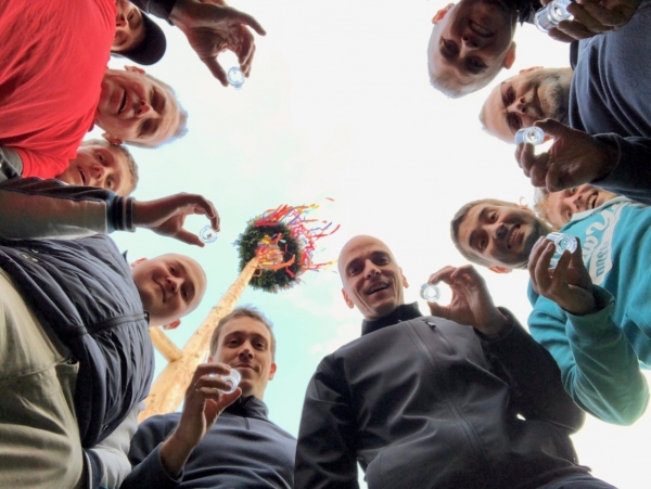 U kulturního domu stojí májka, zkušení stavitelé si poradili i se silným větrem