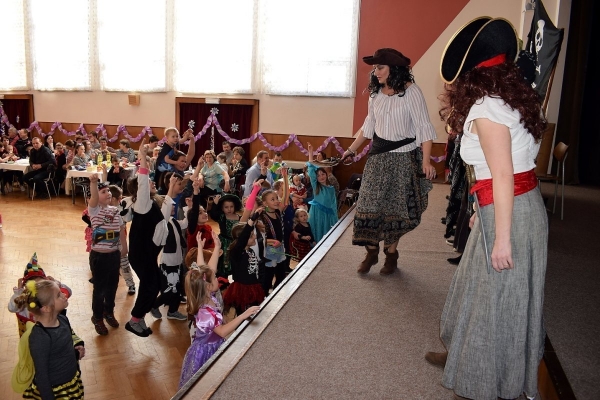 Dětský maškarní ples zaplnil v sobotu odpoledne sál slatinského kulturního domu