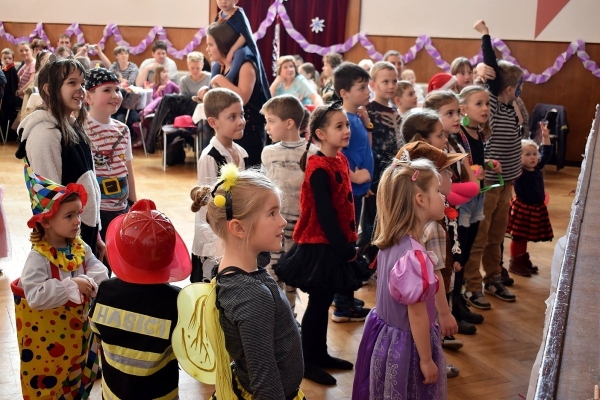 Dětský maškarní ples zaplnil v sobotu odpoledne sál slatinského kulturního domu