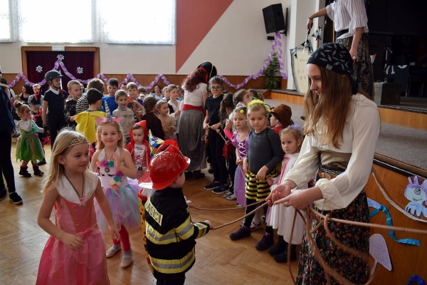 Dětský maškarní ples zaplnil v sobotu odpoledne sál slatinského kulturního domu