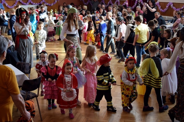 Dětský maškarní ples zaplnil v sobotu odpoledne sál slatinského kulturního domu
