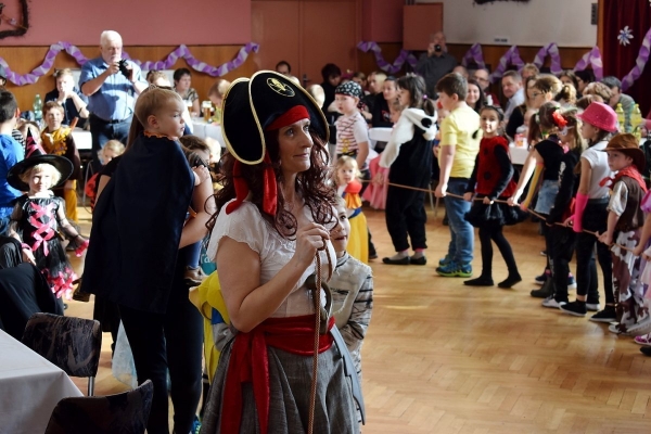 Dětský maškarní ples zaplnil v sobotu odpoledne sál slatinského kulturního domu