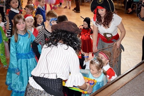 Dětský maškarní ples zaplnil v sobotu odpoledne sál slatinského kulturního domu