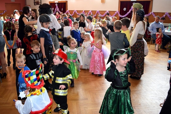 Dětský maškarní ples zaplnil v sobotu odpoledne sál slatinského kulturního domu