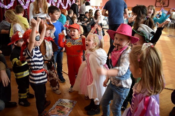 Dětský maškarní ples zaplnil v sobotu odpoledne sál slatinského kulturního domu