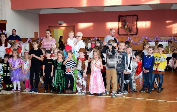 Dětský maškarní ples zaplnil v sobotu odpoledne sál slatinského kulturního domu