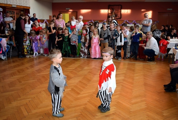 Dětský maškarní ples zaplnil v sobotu odpoledne sál slatinského kulturního domu