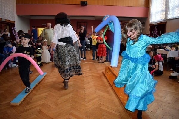 Dětský maškarní ples zaplnil v sobotu odpoledne sál slatinského kulturního domu