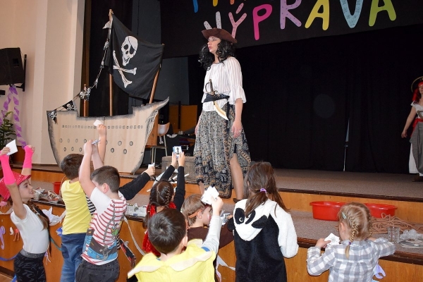 Dětský maškarní ples zaplnil v sobotu odpoledne sál slatinského kulturního domu