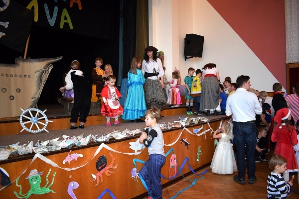 Dětský maškarní ples zaplnil v sobotu odpoledne sál slatinského kulturního domu