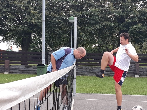 Šest družstev zápolilo v tradičním nohejbale trojic