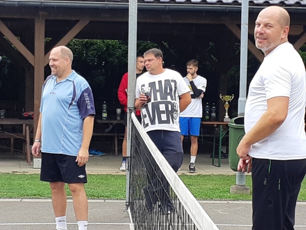 Šest družstev zápolilo v tradičním nohejbale trojic