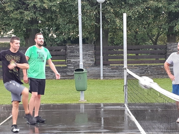 Šest družstev zápolilo v tradičním nohejbale trojic