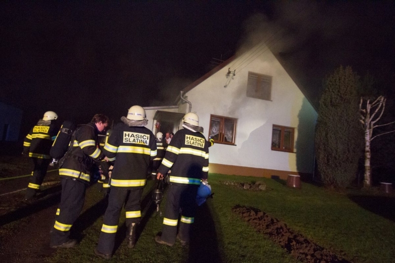 Ve Staré Vsi hasiči zachránili jednu osobu, původcem požáru rodinného domu byla pyrotechnika