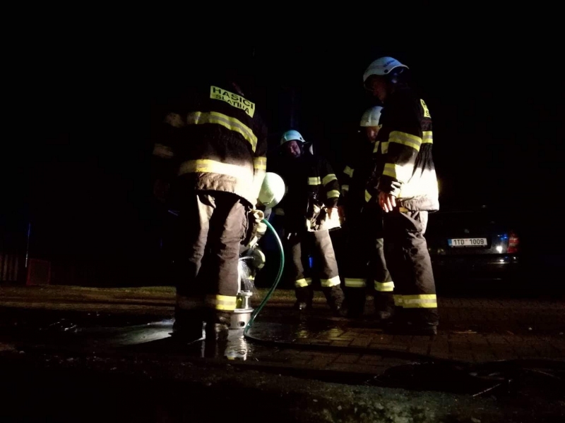 Do sklepa kulturního domu natekla voda, odčerpat ji museli hasiči