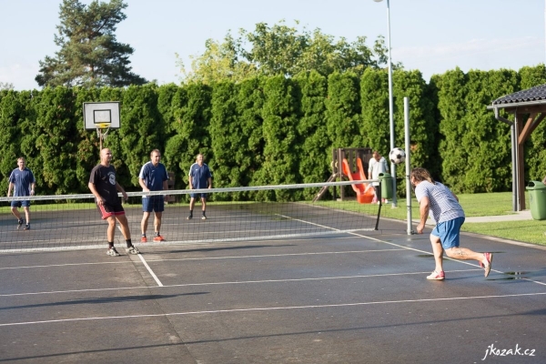 Tradičního nohejbalového turnaje O putovní pohár starosty obce Slatina se zúčastnila čtyři družstva