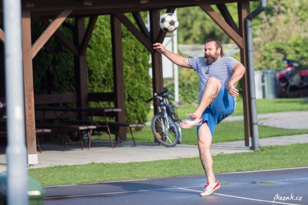 Tradičního nohejbalového turnaje O putovní pohár starosty obce Slatina se zúčastnila čtyři družstva