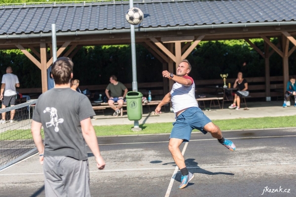 Tradičního nohejbalového turnaje O putovní pohár starosty obce Slatina se zúčastnila čtyři družstva