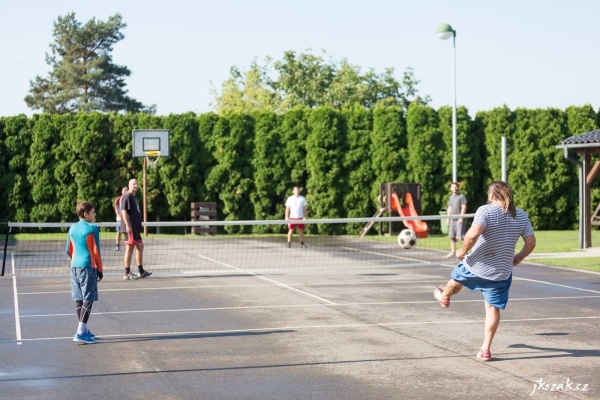Tradičního nohejbalového turnaje O putovní pohár starosty obce Slatina se zúčastnila čtyři družstva