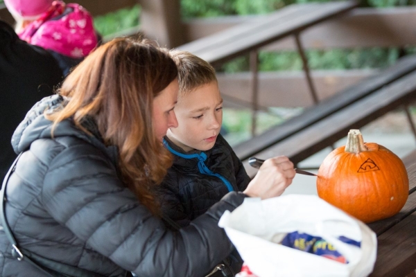 Slatinské děti slavily Halloween, dlabání dýní doprovodily soutěže a lampiónový průvod
