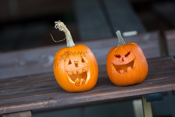Slatinské děti slavily Halloween, dlabání dýní doprovodily soutěže a lampiónový průvod