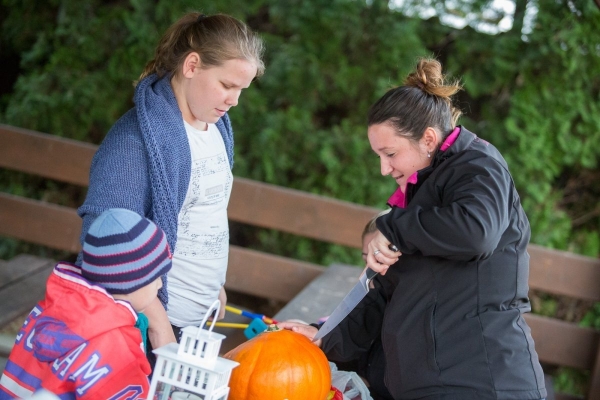 Slatinské děti slavily Halloween, dlabání dýní doprovodily soutěže a lampiónový průvod
