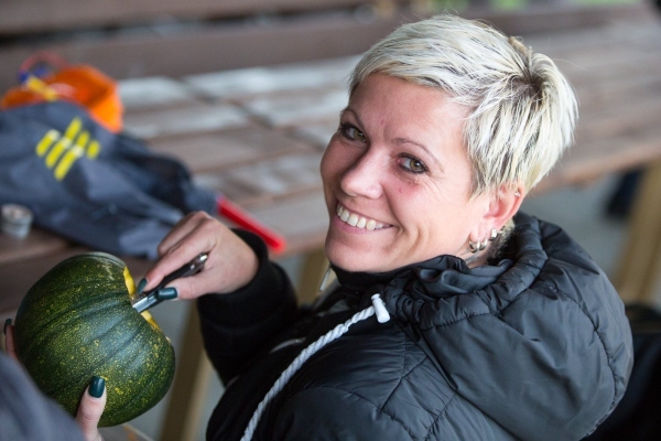 Slatinské děti slavily Halloween, dlabání dýní doprovodily soutěže a lampiónový průvod