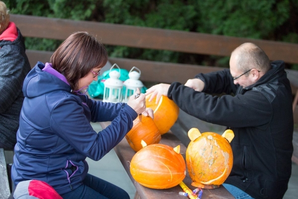 Slatinské děti slavily Halloween, dlabání dýní doprovodily soutěže a lampiónový průvod