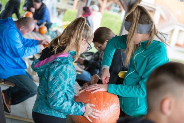 Slatinské děti slavily Halloween, dlabání dýní doprovodily soutěže a lampiónový průvod