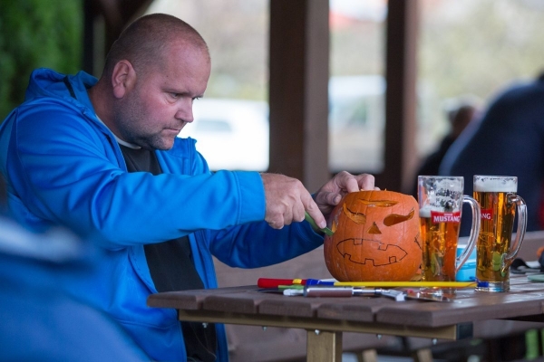 Slatinské děti slavily Halloween, dlabání dýní doprovodily soutěže a lampiónový průvod